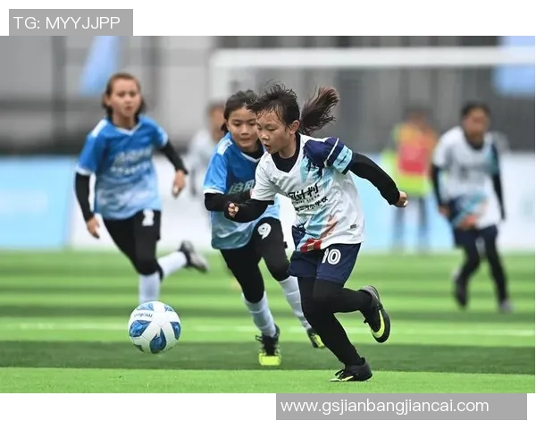 少年追梦绿茵场化身足球球星开启荣耀征途